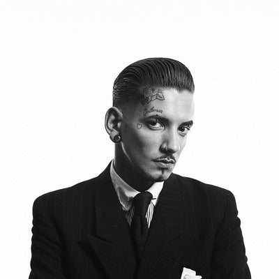 Great for pompadours, quiffs, and contours. Perfect for the thickest and curliest of hair. Controls cowlicks and growth patterns. Creates a look that will keep hair in place all day. Classic pomme fragrance with a hint of apple salsa.